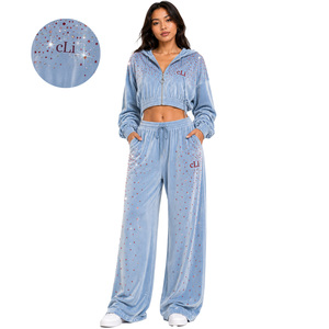 Ensemble de survêtement deux pièces en velours premium avec strass, comprenant un sweat à capuche court et un pantalon large à impression DTG, fabrication sous marque privée - Product Image 1