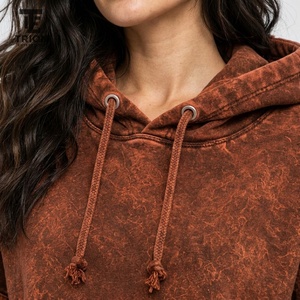 Sweat à capuche élégant pour femme, effet usé, aspect vintage délavé, tissu confortable, coupe décontractée et détails bruts audacieux. - Product Image 6
