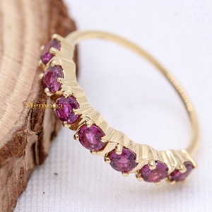 แหวนทองคำแท้ 14K สีเหลืองทองประดับทับทิมทรงกลมธรรมชาติแบบครึ่งวงแหวน Memoria Jewels ขายส่ง - Product Image 2