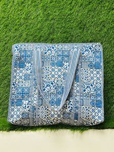 Sac fourre-tout patchwork bleu et blanc style bohème – Grand sac à bandoulière matelassé en coton, sac de shopping et de voyage réutilisable avec poignée rayée - Product Image 5