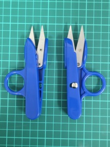 Coupe-fil DK-453 - Forme de pistolet |   Ciseaux à broder avec manche en plastique, lame en acier inoxydable, ciseaux de tailleur - Product Image 1