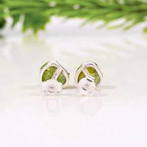 Pendientes de Plata de Ley 925 con Peridoto en Bruto, Pendientes Minimalistas con Piedras Preciosas Verdes - Product Image 4