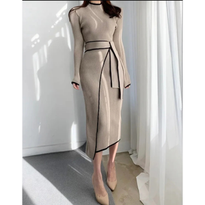 Vestido cruzado de punto acanalado con cuello simulado y cinturón, estilo de dos piezas, vestido midi de punto, vestido ajustado con ribetes en contraste - Product Image 3