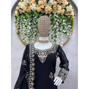 Ensemble de costume de soirée taille XL avec broderie et sequins pour un look élégant - Product Image 1