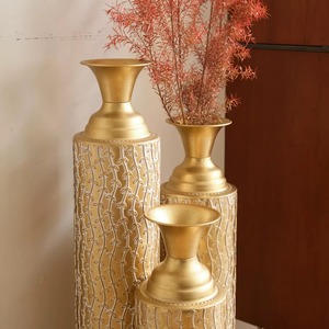 Juego de 3 Jarrones Modernos de Aluminio para Mesa, Hechos a Mano, Ecológicos, Decorativos, con Patrón Dorado y Blanco - Product Image 3