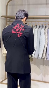 ชุดสูทผู้ชายสีดำดีไซน์เนอร์พร้อมงานปักสีแดง – ชุดเบลเซอร์ทรงเข้ารูปสำหรับงานแต่งงานและงานกลางคืน - Product Image 3