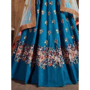 Astonishing Teal Blue Thread Work Boda de seda cruda Lehenga Choli - Product Image 2