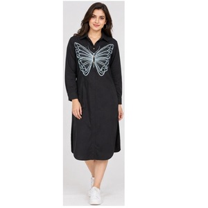 Robe chemise oversize au design unique avec broderie papillon, robe tunique à manches longues tendance avec fentes latérales, disponible à la vente - Product Image 6
