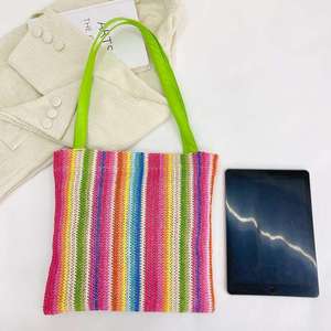 Añade vibrantes rayas multicolor a tu estilo diario con este impresionante bolso de hilo natural con un cuerpo suave y asas. - Product Image 4