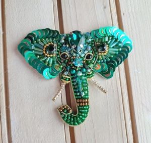 Broche de Arte Bordado a Mano con Cuentas para Amantes de la Moda, Pin Bordado con Cuentas Hecho a Mano de Primera Calidad para Atuendos Elegantes - Product Image 1