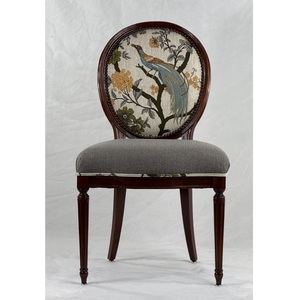 Chaise de salle à manger en bois massif artisanale de luxe, dossier ovale motif paon exotique, assise rembourrée grise - Product Image 1