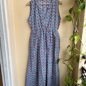 เดรสพิมพ์ลายบล็อกมือแบบฮิตขายดีปี 2026 คอวี แขนกุด สไตล์อินเดีย ผ้าฝ้ายอินเดีย ชุดยาวสำหรับผู้หญิง - Product Image 1