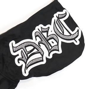 Hoodie graphique à fermeture éclair intégrale, imprimé audacieux sur les manches, style streetwear affirmé, coupe moderne et épurée, style monochrome contrasté. - Product Image 4