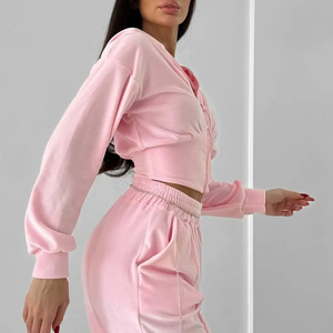 Ensembles de survêtements d'hiver personnalisés pour femmes, coupe courte, avec broderie vintage et boutons, en molleton de coton, pour le sport, élégants, en gros du Pakistan - Product Image 3
