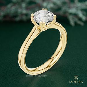 Bague de fiançailles de luxe en or jaune avec diamant solitaire rond brillant cultivé en laboratoire, style classique - Product Image 4