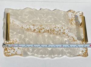 Plateau de service en résine blanc nacré avec des paillettes dorées et des poignées métalliques – Plateau décoratif de luxe fait main, organiseur de table basse - Product Image 3