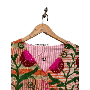 Chaqueta de bombardero de algodón Suzani para mujer hecha a mano, cuello vuelto bordado, tela Kantha corta, abrigo Suzani bordado con borde crudo - Product Image 4