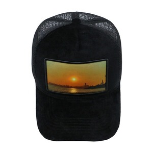 Casquette Trucker Jaffico International en Maille Noire avec Imprimé Coucher de Soleil sur le Panneau Avant, Réglable, Unisexe, Décontractée, 6 Panneaux, 100% Coton - Product Image 2