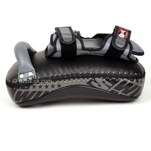 Twins Curved Kick Pads, Almohadillas de Protección de Cuero Negro/Gris para Entrenamiento, Hechas a Medida, para Boxeo y MMA Muay Thai - Product Image 3