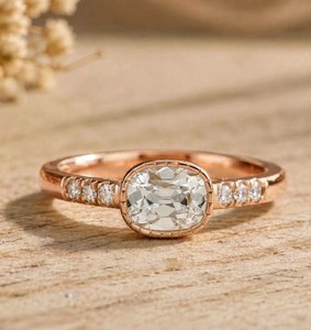Bague de fiançailles en or massif 9K 10K 14K 18K avec diamant de laboratoire certifié IGI, taille coussin, couleur DEF, clarté VS VVS, provenance Mine Ancienne Majestueuse - Product Image 3