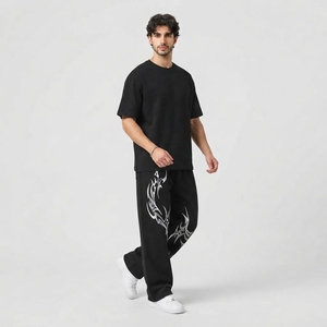 Conjunto de chándal de 2 piezas para hombre, camiseta negra extragrande y pantalones anchos con estampado gráfico, estilo streetwear - Product Image 3