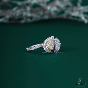 แหวนหมั้นเพชรทอยเน็ทเมอิสีเหลืองและสีขาวลูกแพร์คู่สีทองขาว18K สำหรับผู้หญิง - Product Image 3