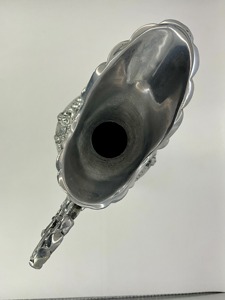 Pichet en argent de style vintage orné avec motif floral gravé et poignée courbée – Vaisselle élégante pour la décoration et l'exposition à la maison - Product Image 6