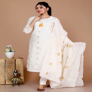Conjunto de Kurta de Boda Tradicional India/Pakistaní de Algodón Blanco Elegante para Mujer NIYANI, Bordado Floral Delicado, Dupatta Suave - Product Image 2