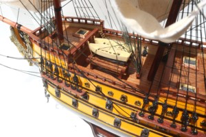 LE SOLEIL ROYAL peint - Maquette en bois faite à la main inspirée d'un navire historique français pour décoration nautique autonome, cadeau d'affaires - Product Image 4