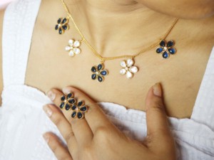 Conjunto de Joyería de Flores de Cuarzo Rosa - Collar y Aretes Hechos a Mano en Latón Chapado en Oro de 18k - Product Image 4