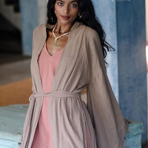 Robe kimono maxi en satin de coton bio beige pour femme, style bohème, cardigan, manteau enveloppant, tenue de festival et de cérémonie, légère - Product Image 3