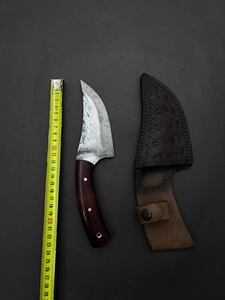 Cuchillo de caza y camping de hoja fija, de acero forjado, con filo parcialmente dentado, mango de madera y funda de cuero, duradero. - Product Image 2