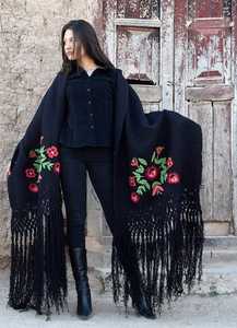 Tapiz Cuadrado Bordado a Mano con Diseño Floral y de Aves, con Borlas, para Colgar en la Pared - Product Image 1