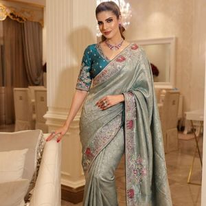 Sari en soie Kanjivaram pure avec broderie lourde C-Pallu, sequins et travail manuel de diamants, avec blouse de créateur par Royal Export - Product Image 2