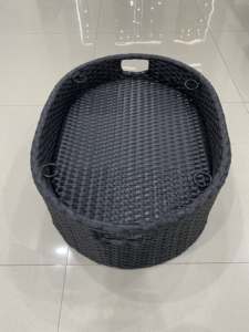 Plateau flottant en rotin avec motif de tressage naturel, idéal pour les piscines de complexes hôteliers, les zones de spa et la décoration. - Product Image 6