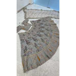 Magnifiques robes de mariée Lehenga Choli avec des paillettes de fil et des travaux de Dori - Product Image 4