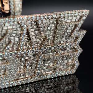 Colgante de Letra con Corte Baguette de Plata 925 Bañada en Oro de 18K, con Moissanita y Perla de Agua Dulce, Estilo Hip Hop - Regalo de Boda Unisex - Product Image 5