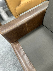 Canapé 2 places d'inspiration mid-century, recouvert de cuir de vachette véritable, avec silhouette minimaliste, pour les espaces de vie, meubles - Product Image 5