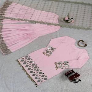 Conjunto Sharara VASTRA COTTAGE con Top de Seda, Bordado con Hilo de Espejo y Dupatta con Lentejuelas, Ropa Étnica Festiva - Product Image 5