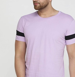 Camiseta de Manga Corta para Hombre, Color Morado Claro, con Ribete en Contraste Negro, Cuello Redondo, Estilo Casual, Tejido de Punto, Color Sólido - Product Image 3