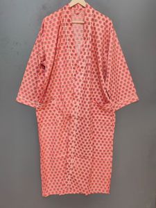Bata de dormir para mujer con estampado floral coral, manga tres cuartos, largo completo, tejido suave y cierre con cordón - Product Image 2