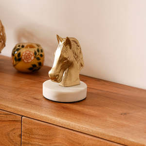 Escultura de Cabeza de Caballo de Aluminio Dorado con Base de Mármol Blanco, Elegante Figura Ecuestre, Adorno de Lujo para Mesa de Salón - Product Image 2