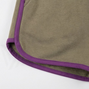 Conjunto deportivo sin mangas con estampado floral de 2 piezas para mujer, con top con cuello redondo y pantalones cortos por encima de la rodilla en verde oliva y morado - Product Image 6