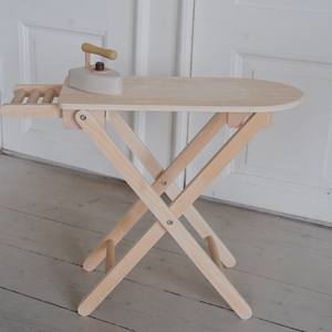 Mesa de planchar de madera duradera con estructura resistente y superficie lisa para tareas de planchado convenientes - Product Image 3