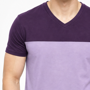 Camiseta de manga corta para hombre, estilo color block, cuello en V, dos tonos, color ciruela oscuro y lavanda, más vendida. - Product Image 2