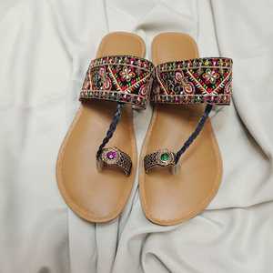 Low MOQ Prices Latest Designs Women Khussa Shoes <b>Flat</b> <b>Sandals</b> Indian Punjabi Breathable Anti-Slip <b>Flat</b> Chappal Shoes For Women - Product Image 4