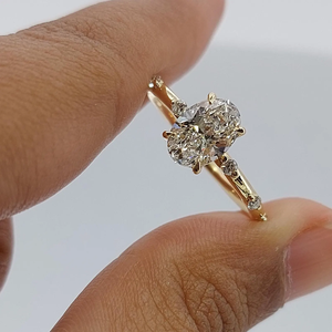 Bague de fiançailles de luxe en or 18 carats avec halo de diamants de laboratoire et perle d'eau douce taille ovale sertie à griffes, design classique pour femme - Product Image 2