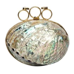 กระเป๋าคลัทช์เปลือกหอยสีเขียวธรรมชาติทรงเกลียวพร้อมกรอบทอง กระเป๋าถือหรูหราสำหรับรีสอร์ท รับผลิตตามสั่งเพื่อการส่งออก - Product Image 1