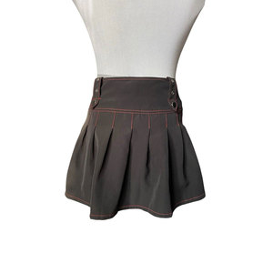 Minifalda gótica plisada con costuras en contraste rojas, falda skater de cintura alta estilo punk rock para mujer con hebillas metálicas - Product Image 5