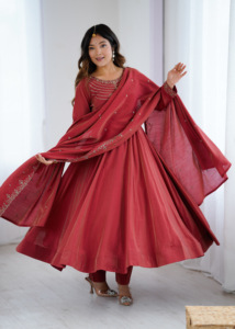 Robe Anarkali en soie Chanderi Roman Shimmer avec broderie de perles faite à la main, ensemble six-quinze Kali, broderie Jari évasée de quatre mètres, dupatta et pantalon - Product Image 1